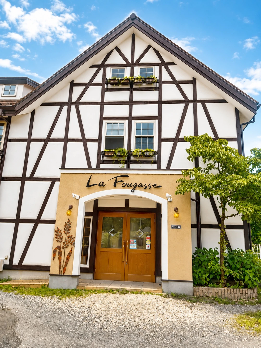 あきる野市草花にあるブーランジェリーカフェ ラ・フーガスの店舗外観