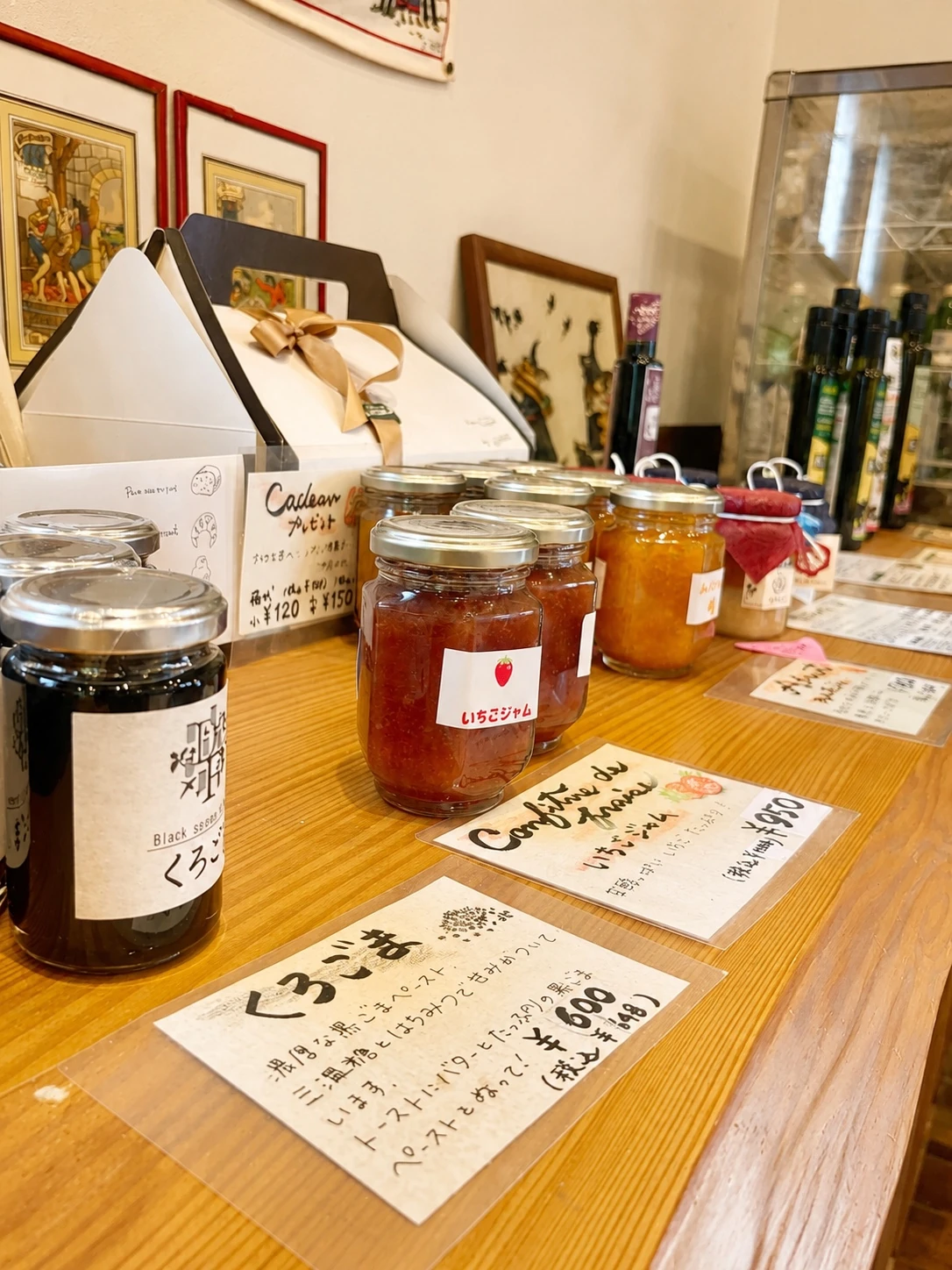 さまざまなパンが並ぶラ・フーガス店内の売り場