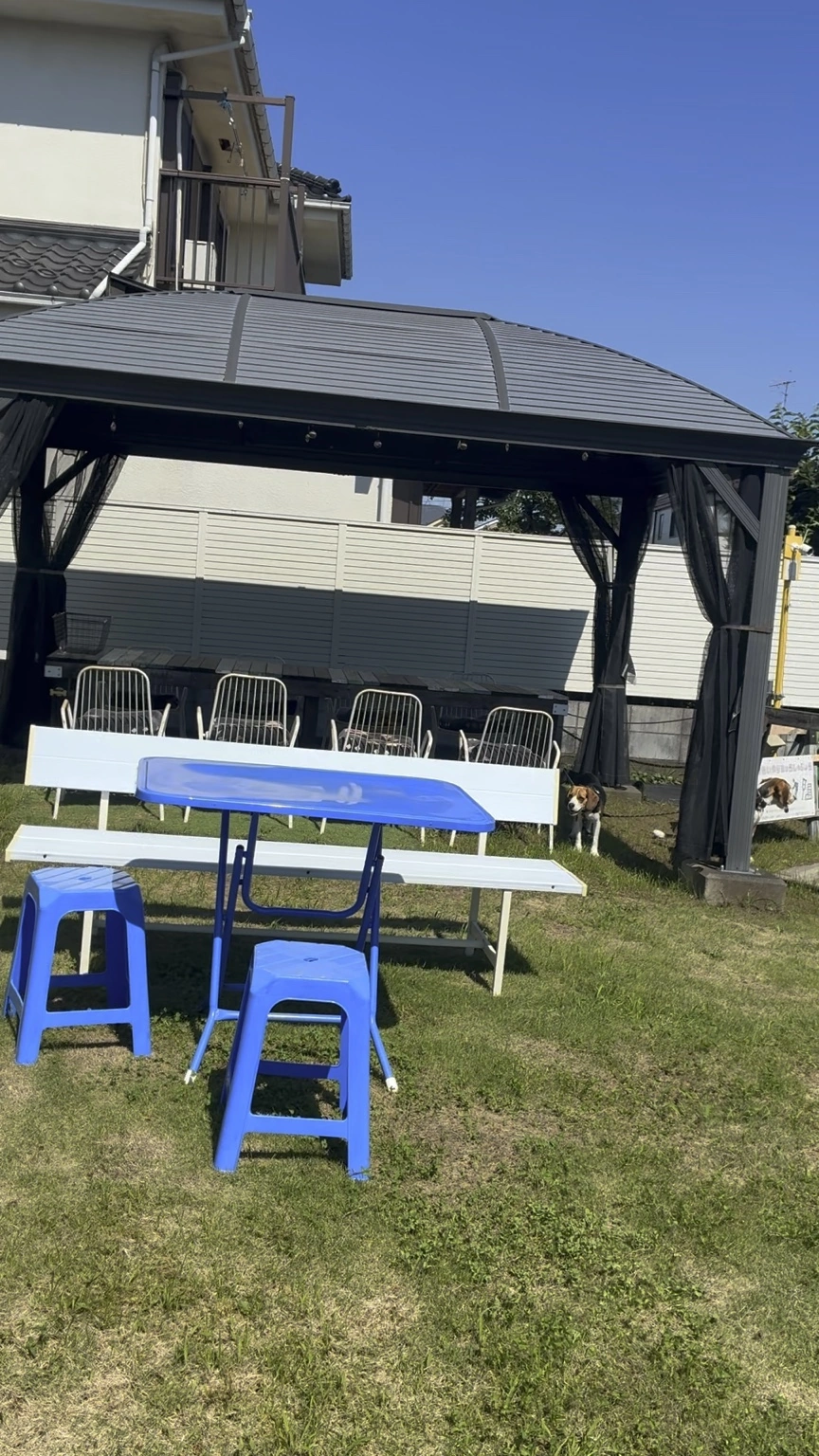 犬と一緒に利用できるB factoryの屋根付き屋外テラス席
