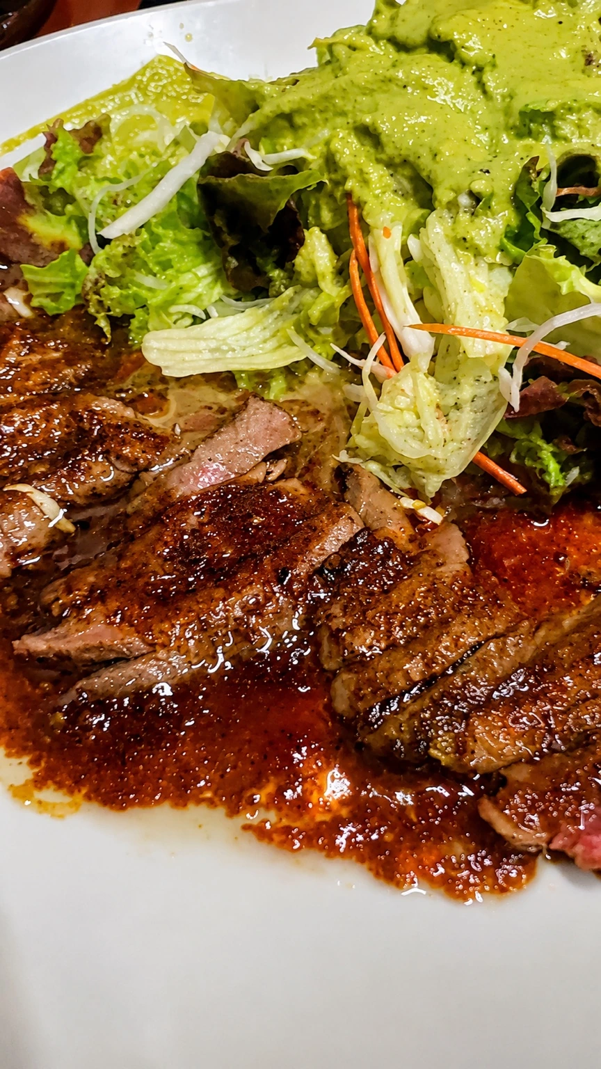 COCIDOで提供された焼き色の付いたステーキ料理