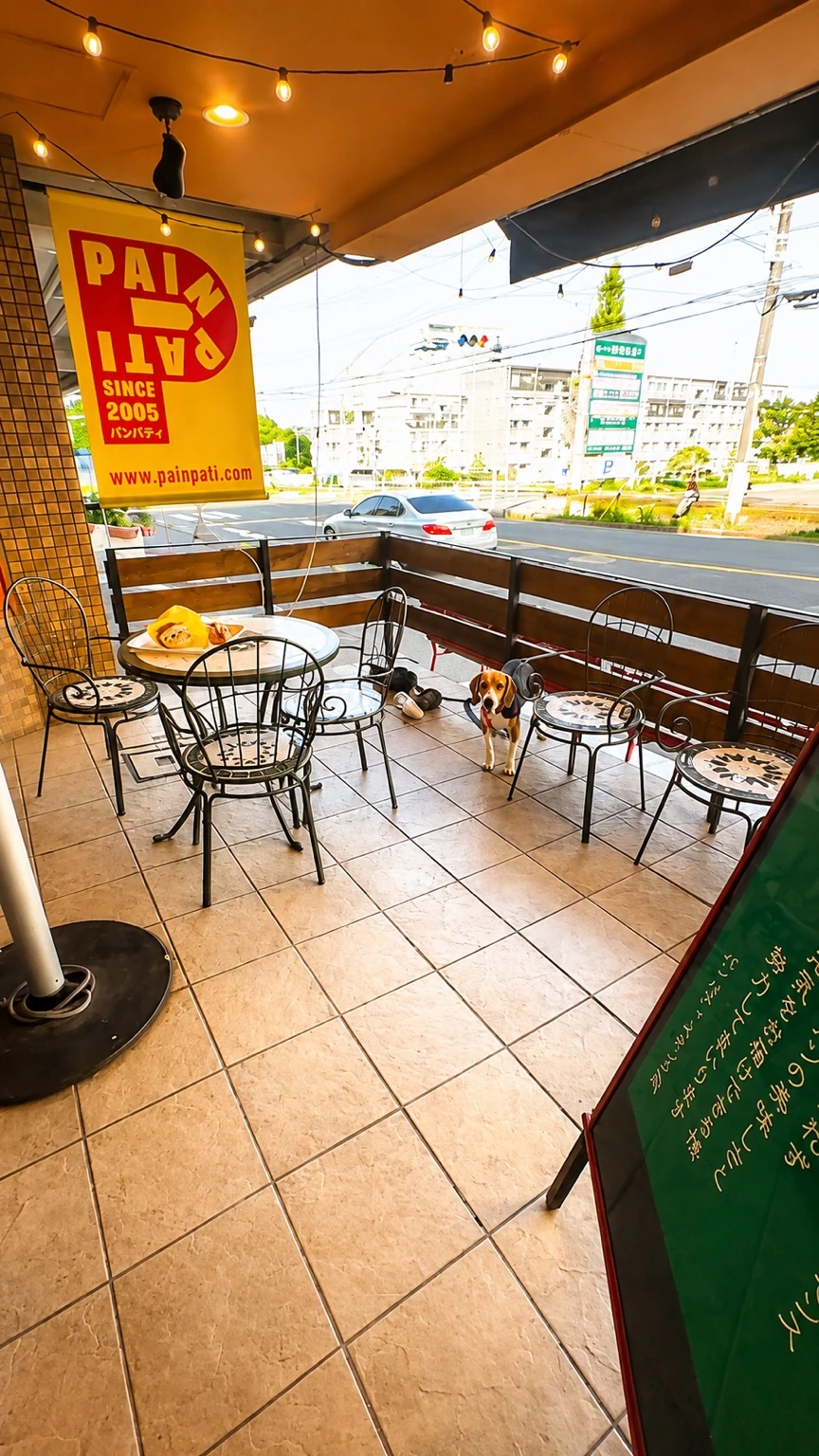 PainPati町田本店の店舗前に設けられた屋外テラス席