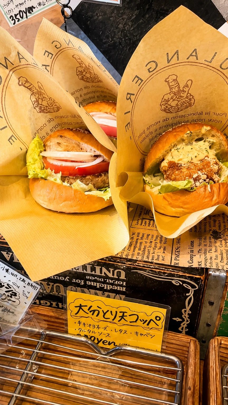 PainPati町田本店で購入したバーガーと店内に並ぶパン
