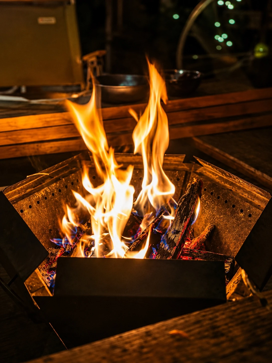 夜の焚火カフェ山で明るく燃えている焚き火